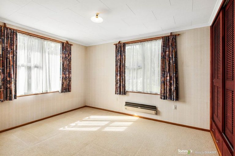 Photo of property in 15 Warrington Grove, Newlands, Wellington, 6037