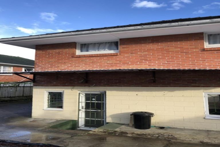 Photo of property in 98 Tiriwa Drive, Massey, Auckland, 0614
