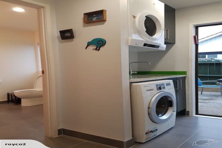 Photo of property in 2/10 Tiri View Place, Waiake, Auckland, 0630