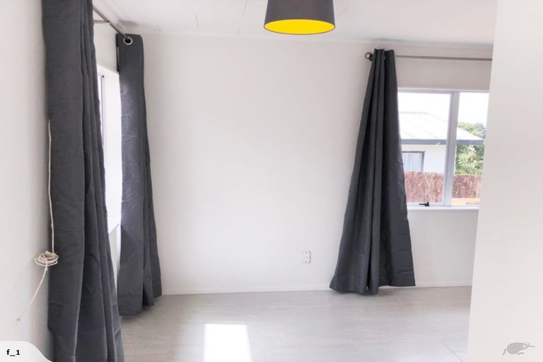 Photo of property in 11 Kearney Place, Massey, Auckland, 0614