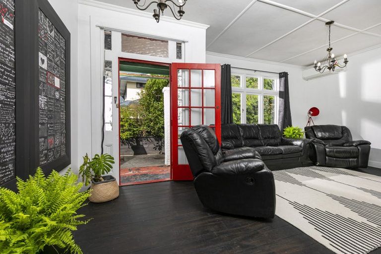 Photo of property in 5 Don Buck Road, Henderson, Auckland, 0614