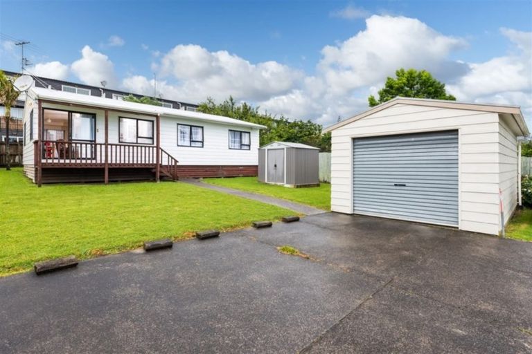 Photo of property in 2/10 Hutchinson Avenue, New Lynn, Auckland, 0600