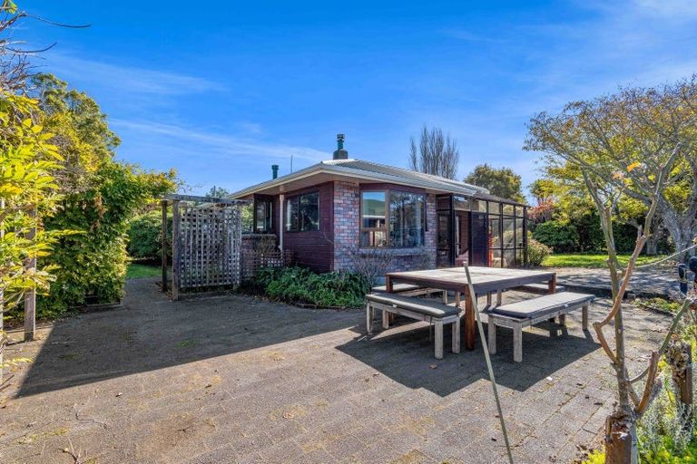 Photo of property in 44 Rawhitiroa Road, Eltham, 4322