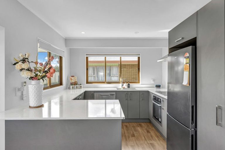 Photo of property in 17 Edgewater Parade, Waiuku, 2123