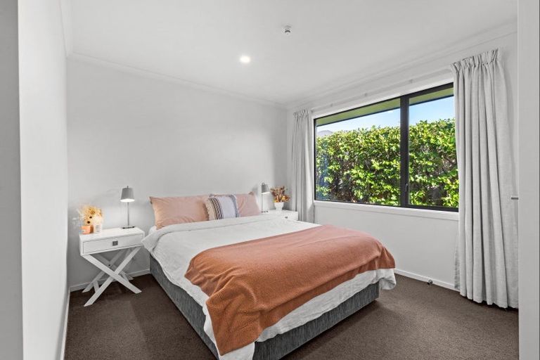 Photo of property in 31 Chestnut Close, Kelvin Grove, Palmerston North, 4414