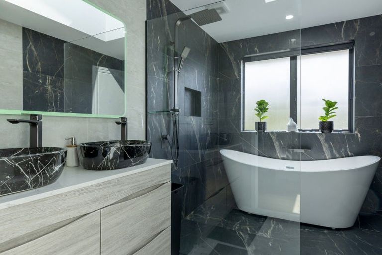 Photo of property in 5 Grandview Lane, Acacia Bay, 3385