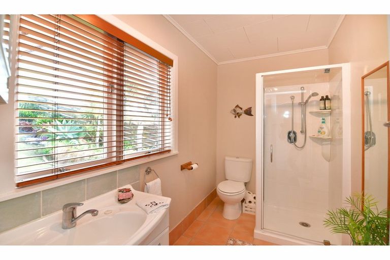 Photo of property in 9 Moffat Road, Red Beach, 0932
