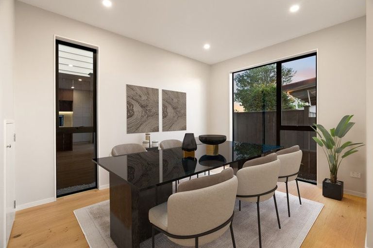 Photo of property in 8b Catalina Crescent, Forrest Hill, Auckland, 0620