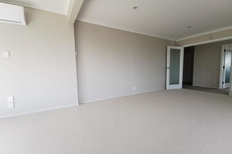 Photo of property in 96 Glanmire Road, Newlands, Wellington, 6037