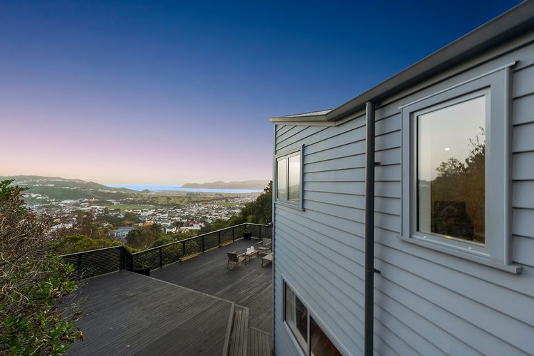 Photo of property in 9 Inverell Way, Seatoun, Wellington, 6022