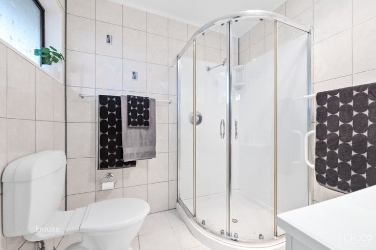 Photo of property in 17 King Charles Drive, Kingsley Heights, Upper Hutt, 5018