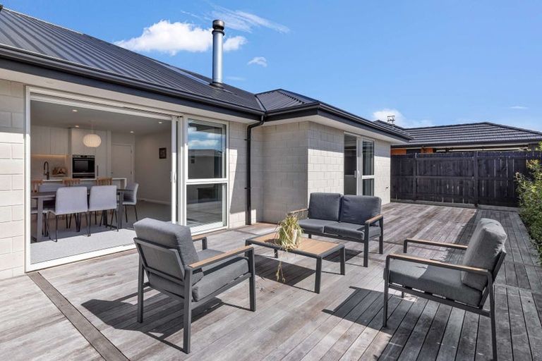 Photo of property in 1 Corsica Court, Fitzherbert, Palmerston North, 4410