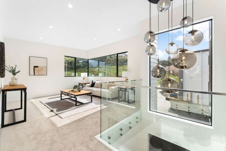 Photo of property in 16 Mcmenamin Place, Fairview Heights, Auckland, 0632