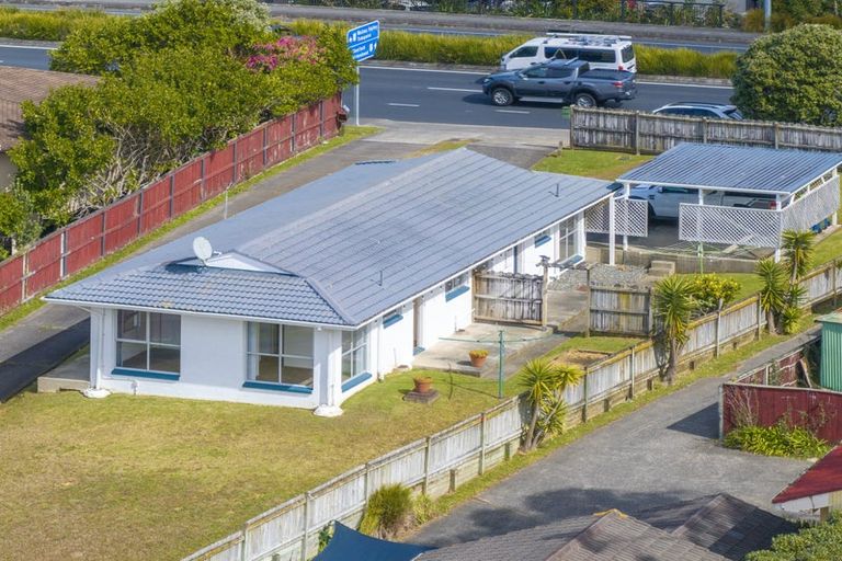 Photo of property in 2/587 Glenfield Road, Totara Vale, Auckland, 0629