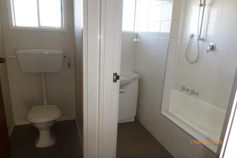 Photo of property in 1b/2 Divich Avenue, Te Atatu South, Auckland, 0610