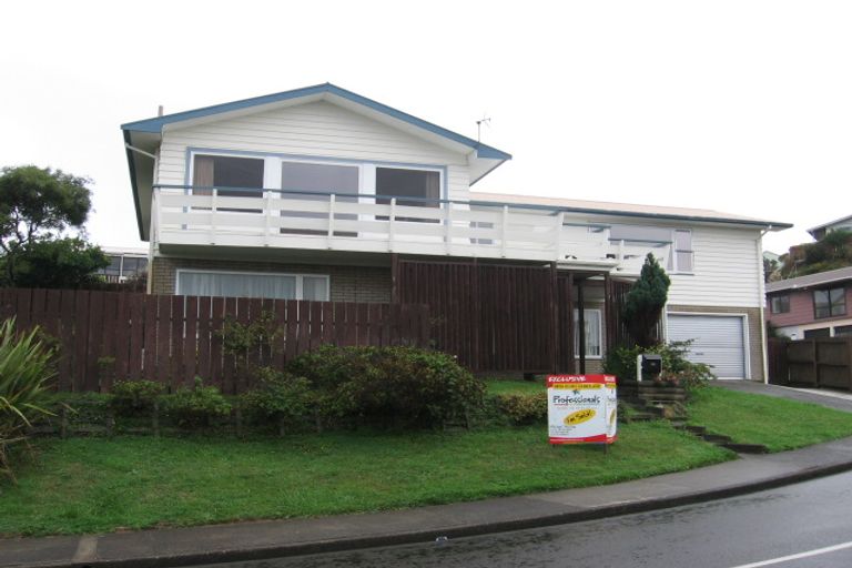 Photo of property in 32 Fitzpatrick Street, Newlands, Wellington, 6037