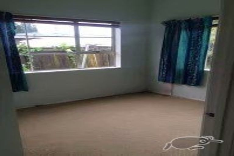 Photo of property in 2/56 Northcote Road, Northcote, Auckland, 0627