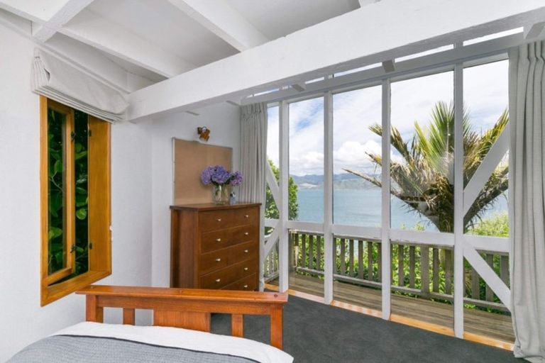 Photo of property in 6 Nakora Road, Karaka Bays, Wellington, 6022
