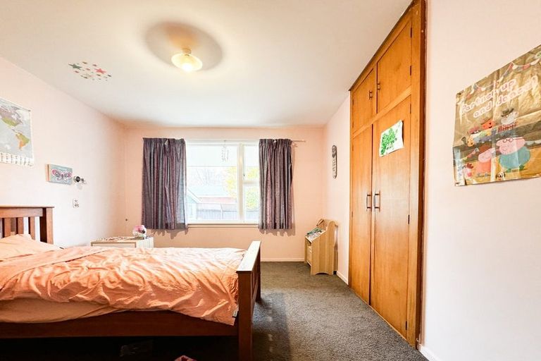 Photo of property in 1 Ostend Place, Avonhead, Christchurch, 8042