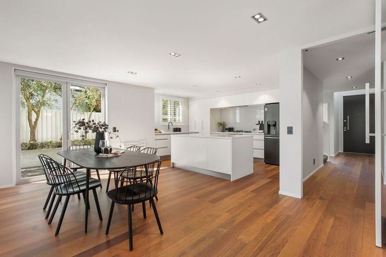 Photo of property in 43 Hawkesbury Avenue, St Albans, Christchurch, 8014