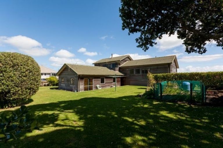 Photo of property in 1 Mallinder Place, Oakura, 4314