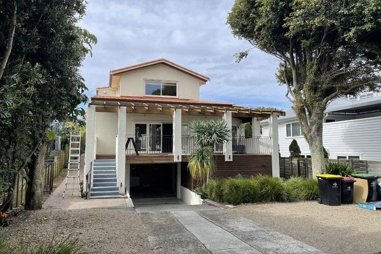Photo of property in 69 Ocean View Road, Hillcrest, Auckland, 0627