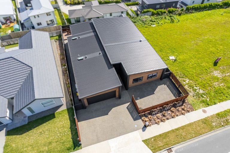 Photo of property in 16 Te Hoiere Street, Aotea, Porirua, 5024