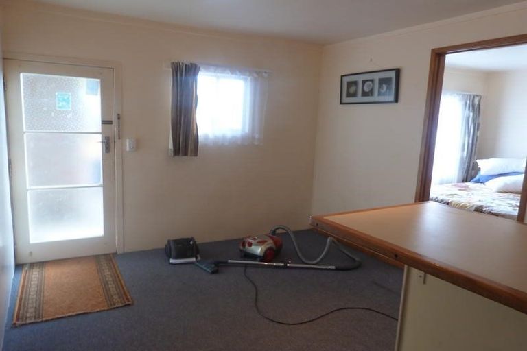 Photo of property in 1a/1 Divich Avenue, Te Atatu South, Auckland, 0610