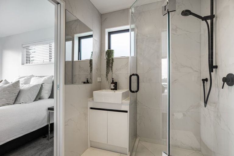 Photo of property in 4 Mana Place, Te Atatu Peninsula, Auckland, 0610