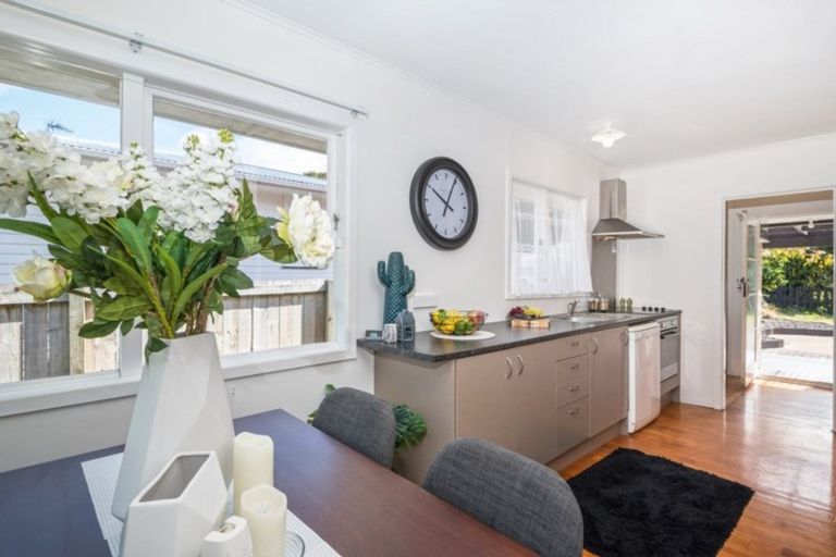 Photo of property in 6 Gill Avenue, Te Atatu Peninsula, Auckland, 0610