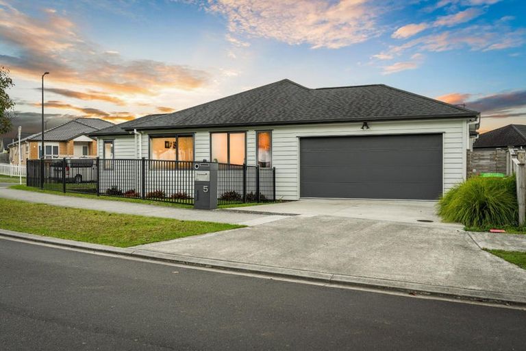 Photo of property in 5 Konoba Avenue, Kumeu, 0810