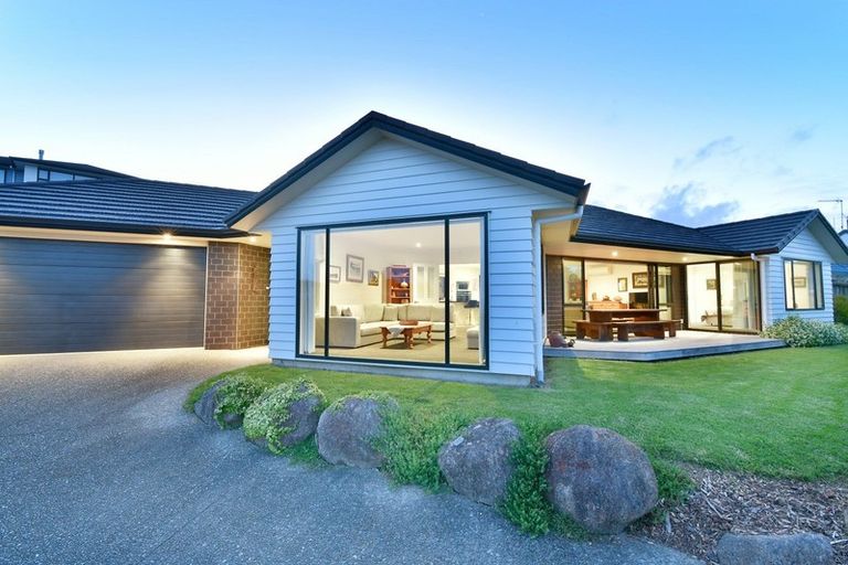 Photo of property in 32 Grovenor Drive, Orewa, 0931