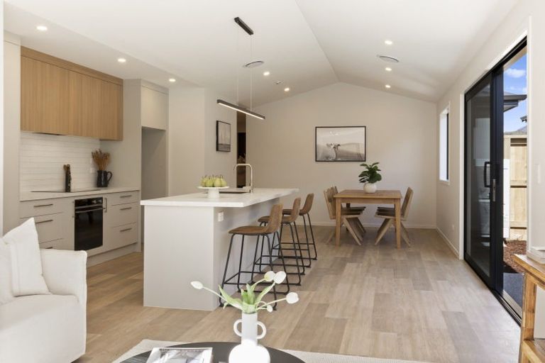 Photo of property in 32 Shelduck Road, Jacks Point, 9371