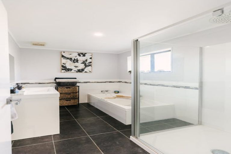 Photo of property in 9 Aspen Way, Kelvin Grove, Palmerston North, 4414