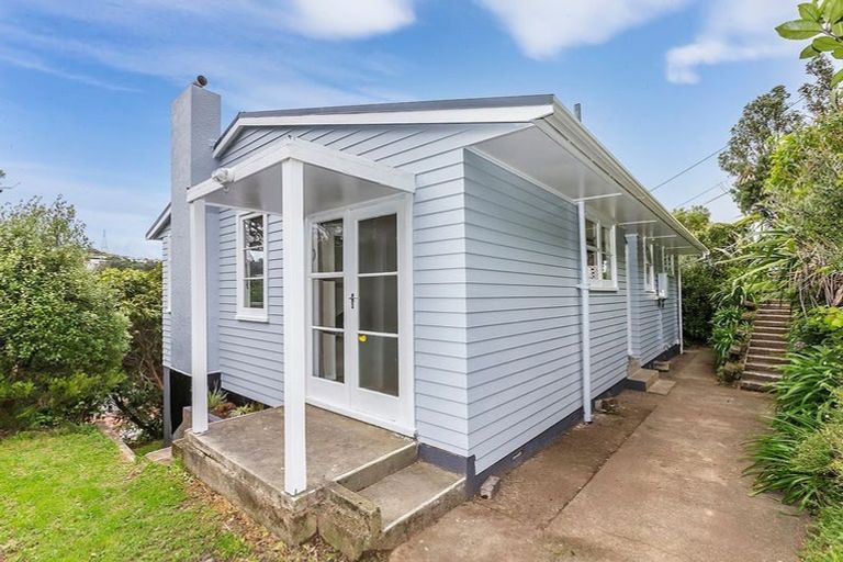 Photo of property in 135 Ruskin Road, Newlands, Wellington, 6037