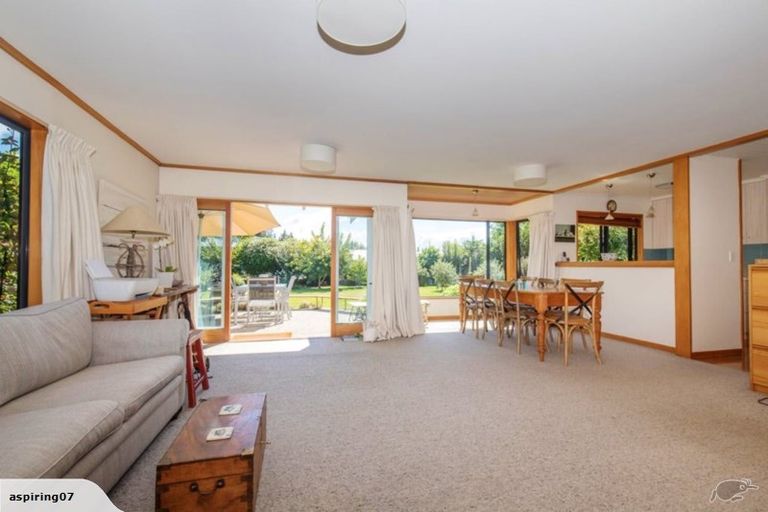 Photo of property in 16 Heuchan Lane, Wanaka, 9305