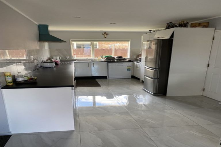 Photo of property in 100 Manuroa Road, Takanini, 2112