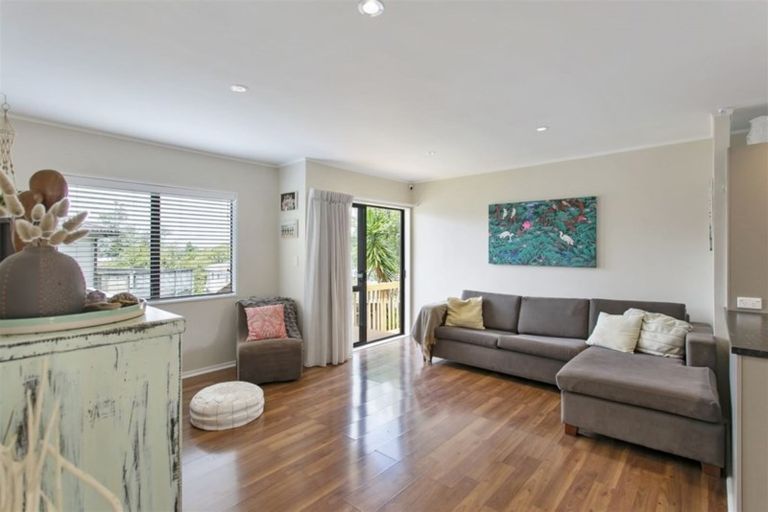 Photo of property in 10 Oreil Avenue, West Harbour, Auckland, 0618