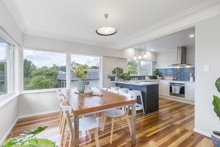 Photo of property in 27 Renata Crescent, Te Atatu Peninsula, Auckland, 0610