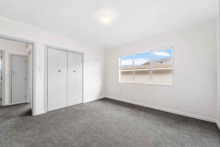 Photo of property in 35 Eastglen Road, Glen Eden, Auckland, 0602