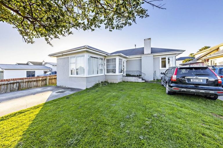 Photo of property in 16 Freyberg Avenue, Papatoetoe, Auckland, 2104