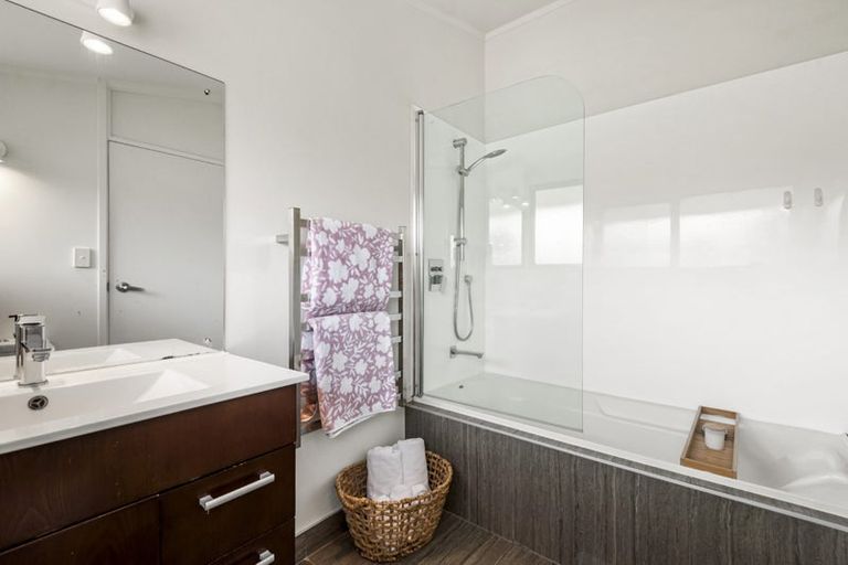 Photo of property in 18 Macnay Way, Murrays Bay, Auckland, 0630