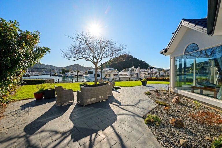 Photo of property in 37 Waikawa Road, Picton, 7220