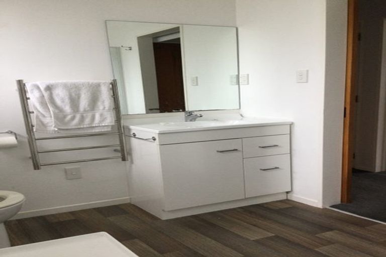 Photo of property in 7 Vardon Road, Green Bay, Auckland, 0604