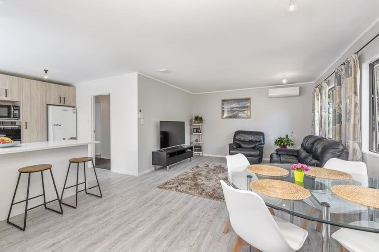 Photo of property in 17a John Road, Stanmore Bay, Whangaparaoa, 0932