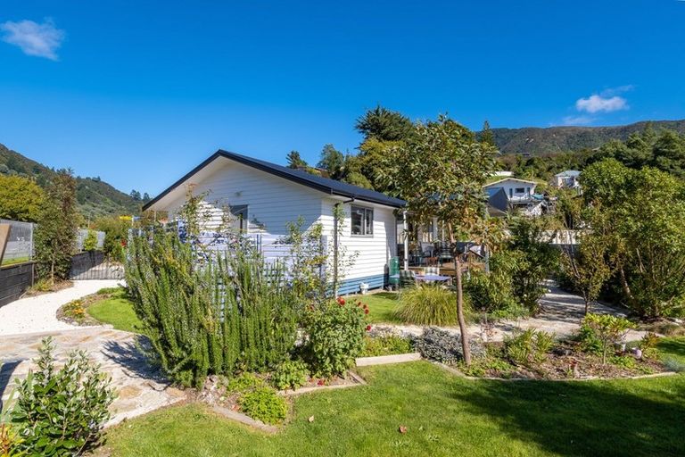 Photo of property in 33 Wairau Road, Picton, 7220