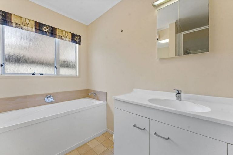 Photo of property in 1/1 Gatman Street, Birkdale, Auckland, 0626