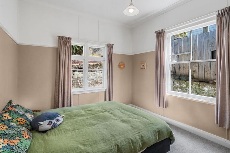 Photo of property in 19 Hawkhurst Road, Lyttelton, 8082