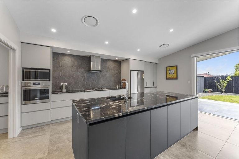 Photo of property in 16 Ivy Lane, Kelvin Grove, Palmerston North, 4414