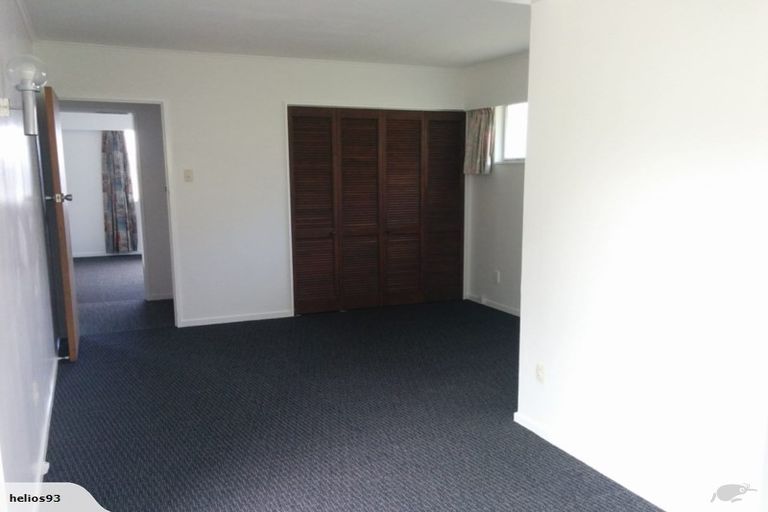 Photo of property in 19 Somes Crescent, Newlands, Wellington, 6037